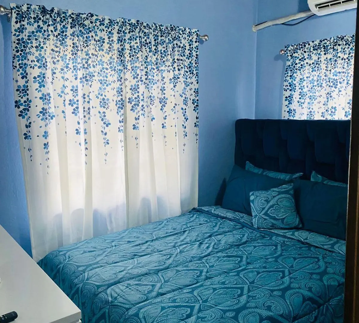 Apartment Montego Bay, Ironshore Luxury Studio Blue Room